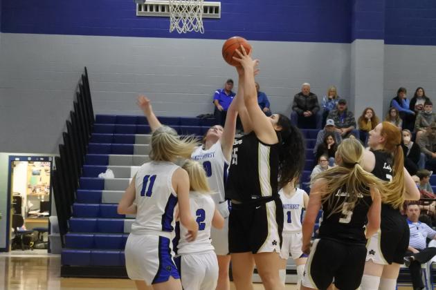 Archer City’s Bailey Grant recorded her second-straight 20-point performance as the Lady Cats toppled rival Windthorst, 55-21, on Tuesday, Jan. 5. (Photo//Will Edwards)