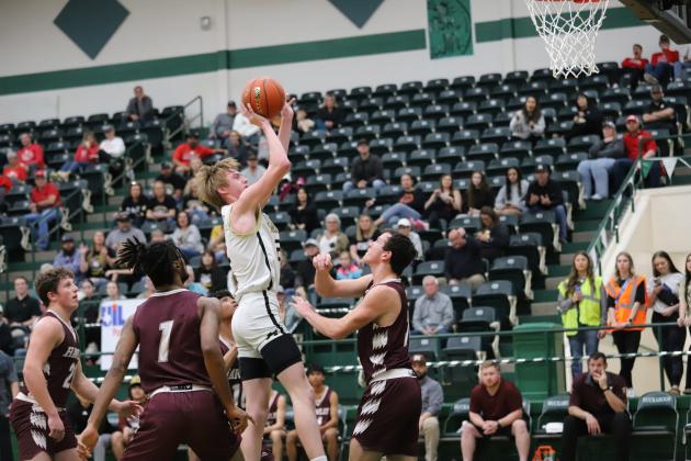 Archer City's Cagle takes a jumper