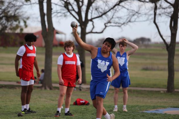 Israel Larios shotput attempt