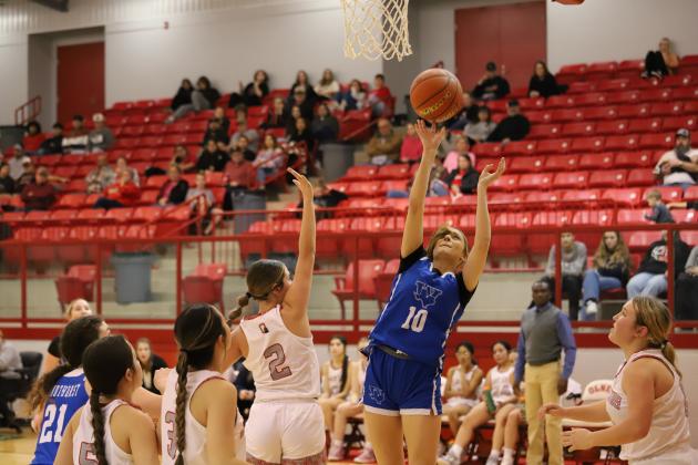 Windthorst's Isabel Bussey puts in a layup 