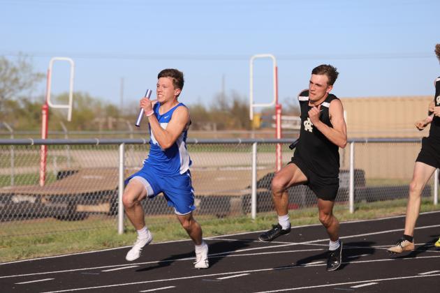 Carson Anderle v Laine Hall 4x100 relay