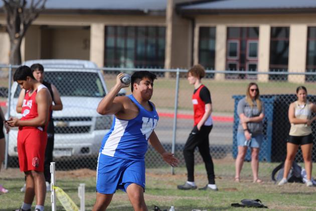 Israel Larios throws the shot