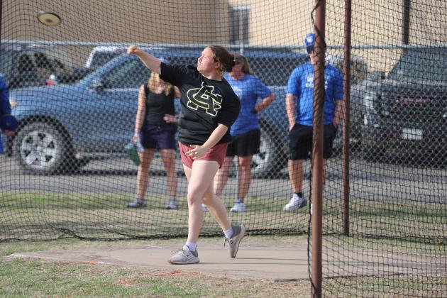 Alyssa Schroeder throws the discuss