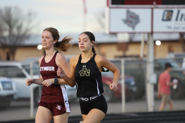 Landri Payne passes an opponent