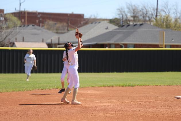 Brynlee Skelton catches a flyball