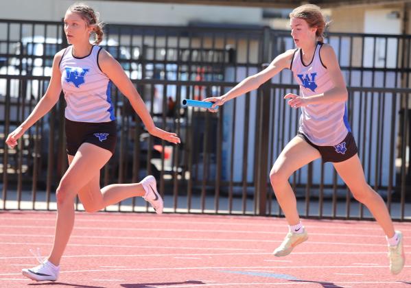 Kenley Teakell hand-off to Isabel Bussey
