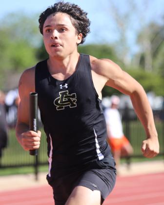 Adrian Rubio 4x400 relay