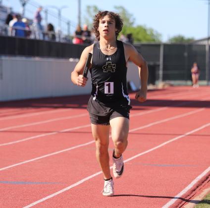 Isaac Dieguez 4x400 relay 