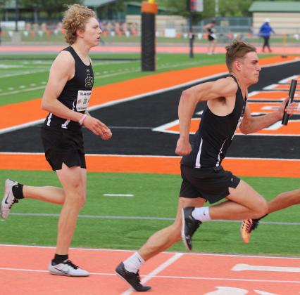Kellar Crow hand-off to Laine Hall