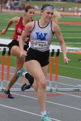 Annikah Frank hurdles