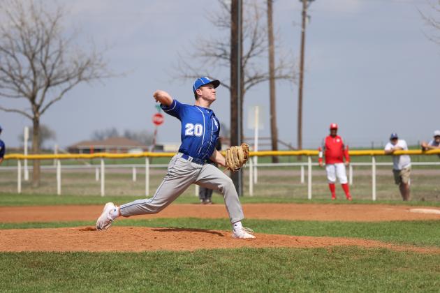 Nolan Schreiber pitches