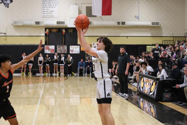 Archer City's Haegen Deerinwater jumpshot