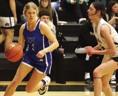 Trojanettes run wild on Lady Cats