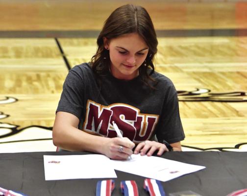 Trio of Holliday athletes sign to compete at next level