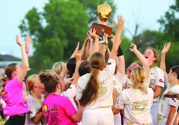 Lady Cats advance on walk-off steal against De Leon
