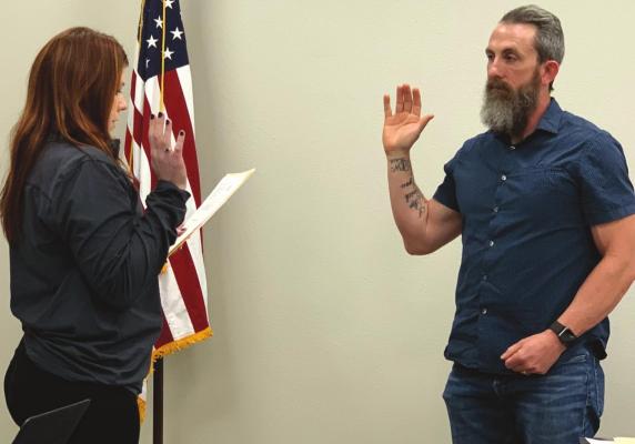New District 2, Place 1 councilman Ronnie Whitfield is sworn into his term by city secretary Alison Sanders at the council meeting Tuesday, May 17. Photo/Callie Lawson