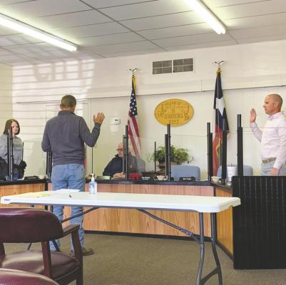 Mayor Kelvin Green swears in Mary Ann Wages (left) and Kevin Ridenour (right) to Archer City Growth and Devolpment board. Also sworn in were Vicki Davis and Judy Miller Wright (not pictutred). Photo/Nathan Lawson