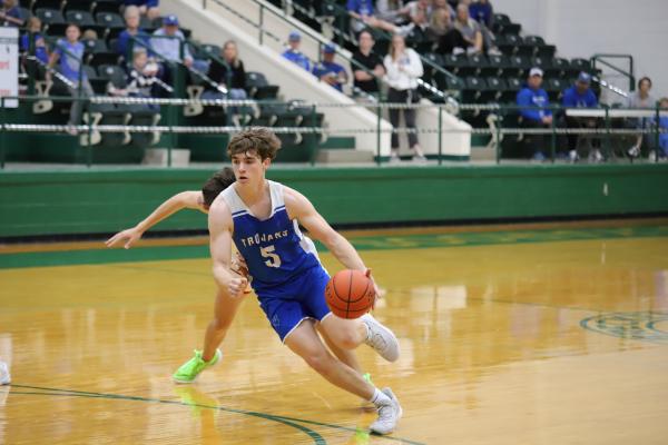 Windthorst's Berend drives the lane