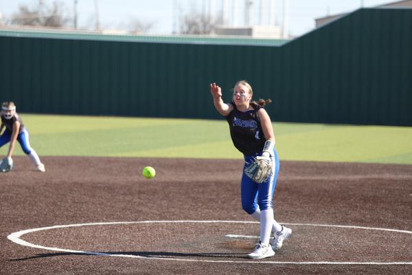 Kamdyn Neal pitches