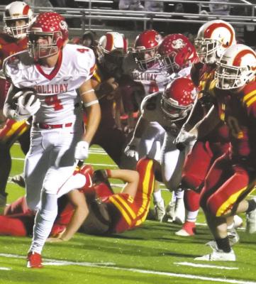 Holliday’s Crae Jackson breaks through the line before scoring on an 18-yard touchdown Photo/Will Edwards