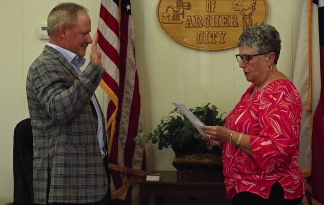 New Archer City Mayor Steven Schroeder is sworn into office to start the Archer City council meeting on Thursday, May 16, by City Secretary Kim Whitsitt. Photo/Jenny Schroeder