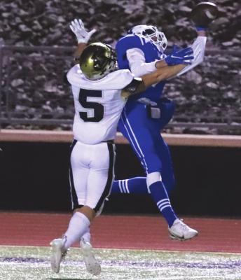 Trojans hold off Wildcats in thriller, 42-40